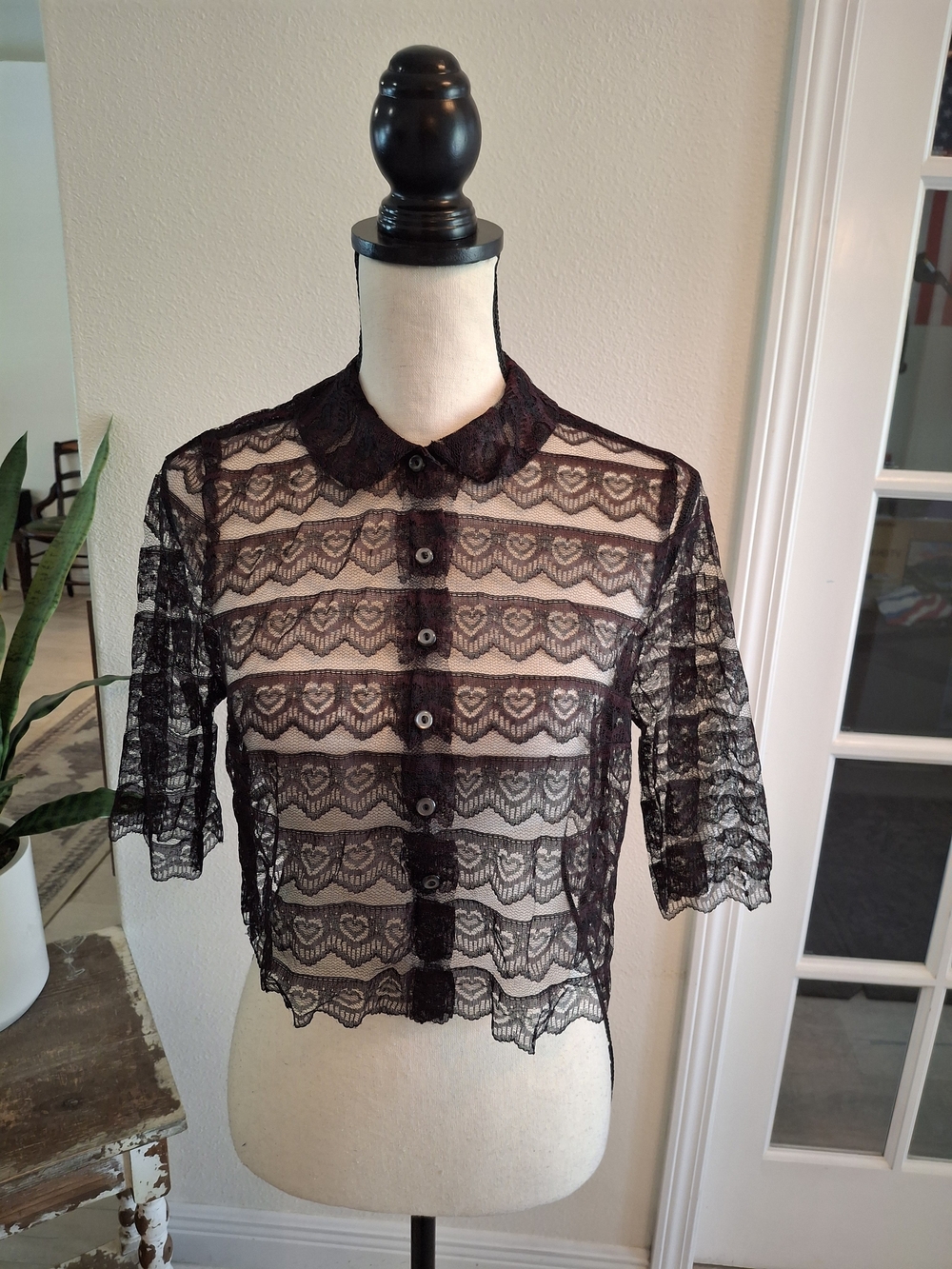 Vibtage Black Lace Short-Sleeve Button-Up Crop Top